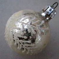 Sølv med sne på gammel glas julekugle. D: 6. cm.